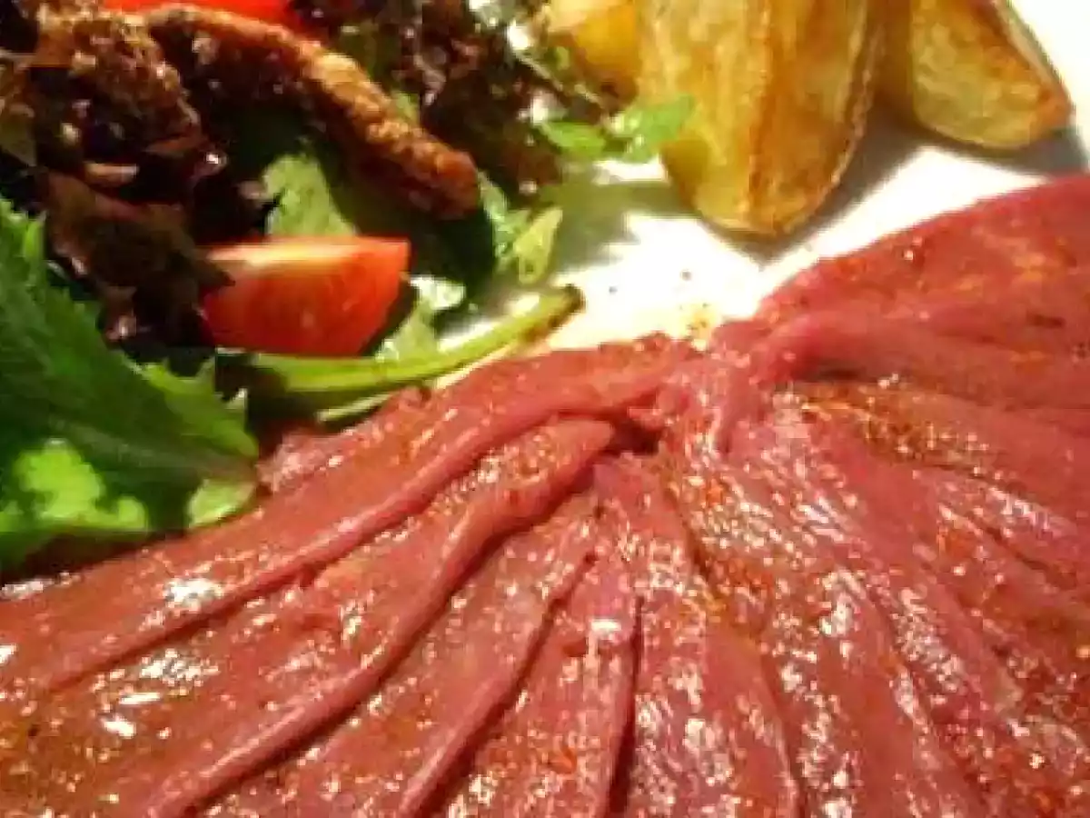 Carpaccio de canard au piment d'Espelette et pommes sautées... - photo 2