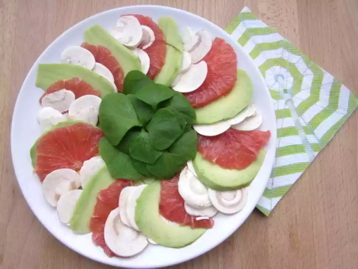 Carpaccio de champignons, pamplemousse, avocat et pourpier