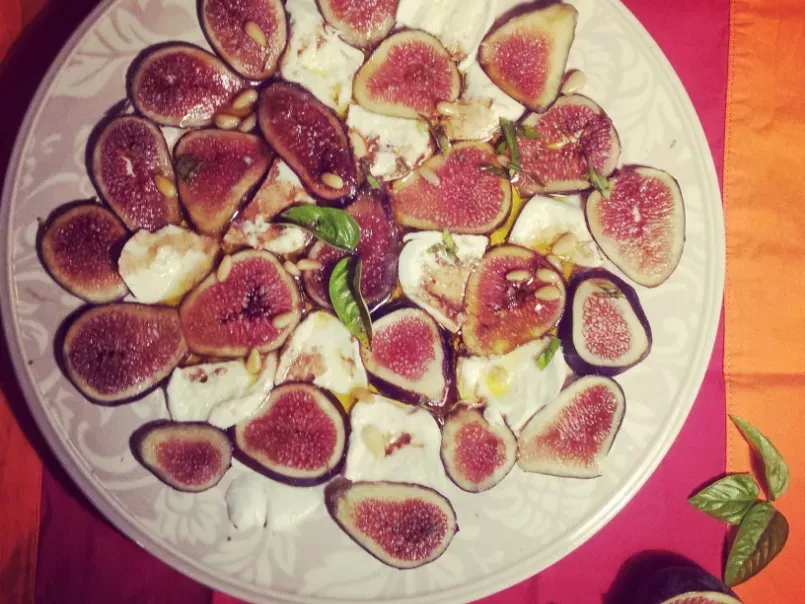 Carpaccio de figues et Mozzarella Di Buffala, pignons et basilic - photo 2