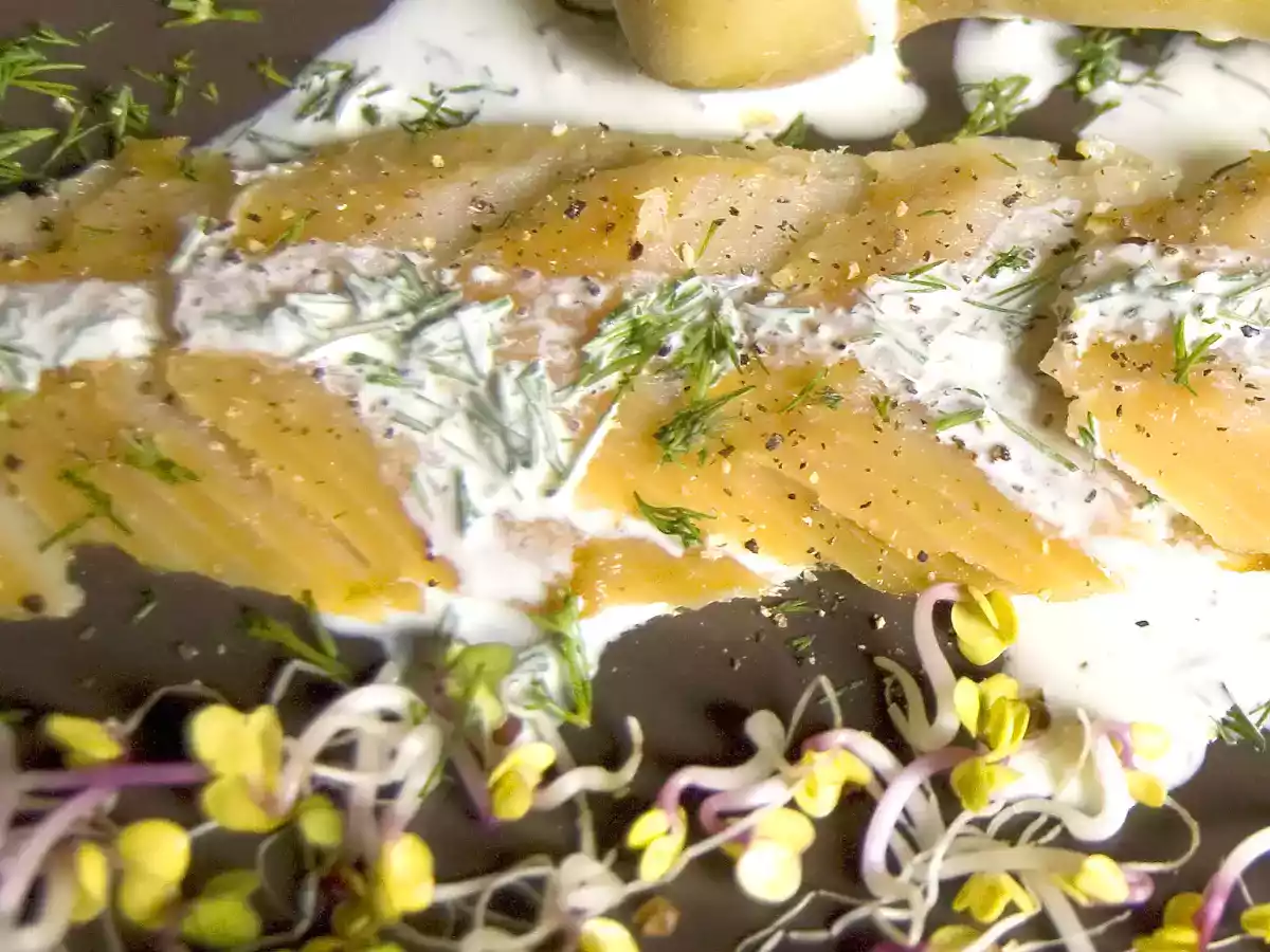 Carpaccio de hareng fumé, sauce à la crème aigre et au poivre-zestes de cédrat.