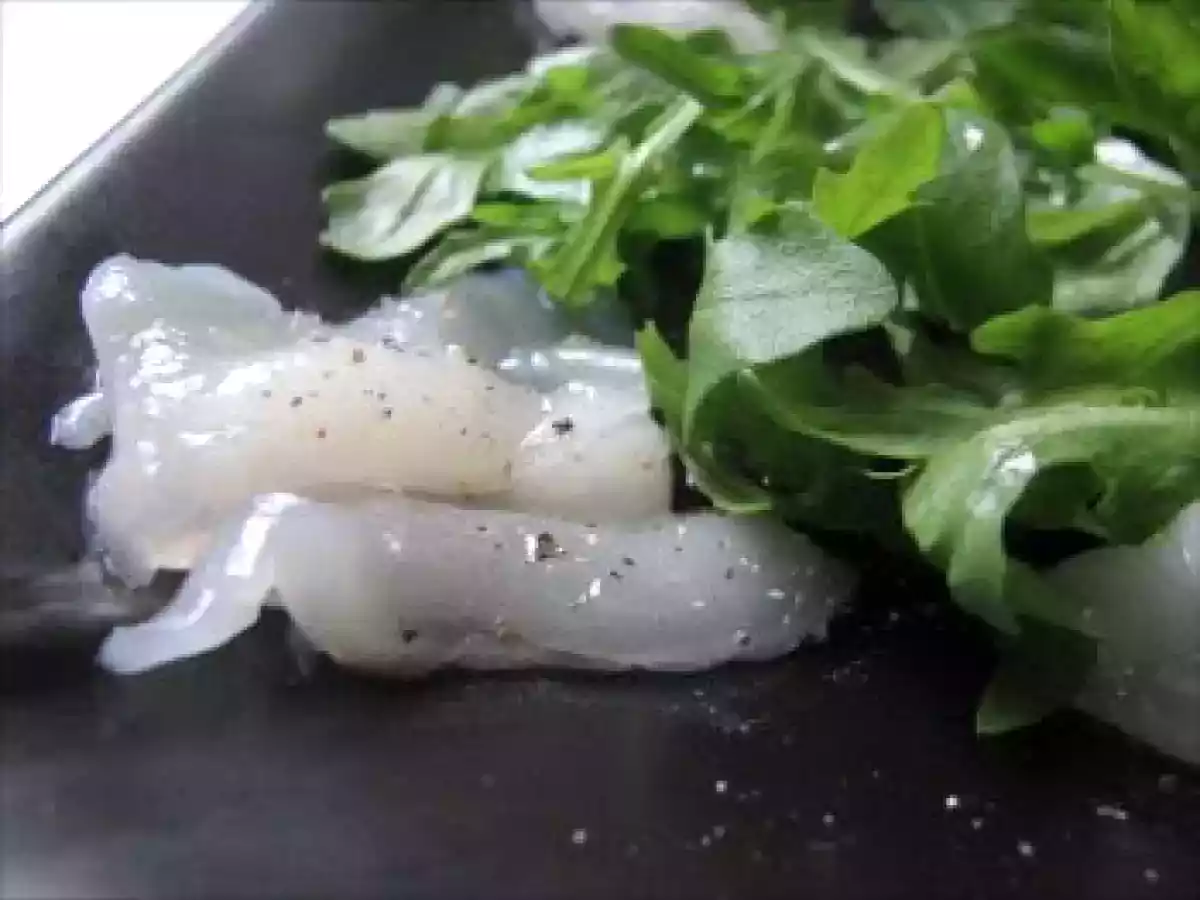 Carpaccio de noix de Saint-Jacques, roquette & lime