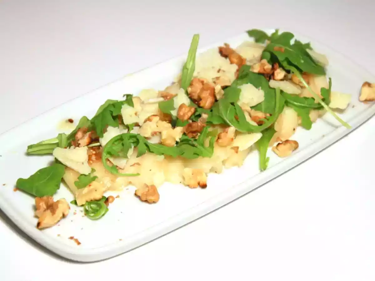 Carpaccio de poires, roquette, noix grillées & parmesan