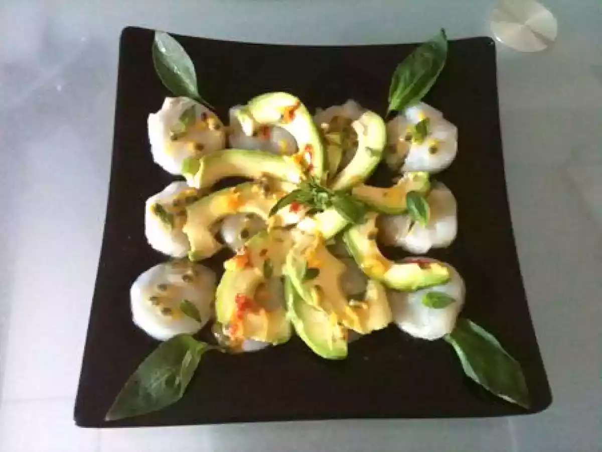 Carpaccio de Saint Jacques à l'avocat et au fruit de la passion