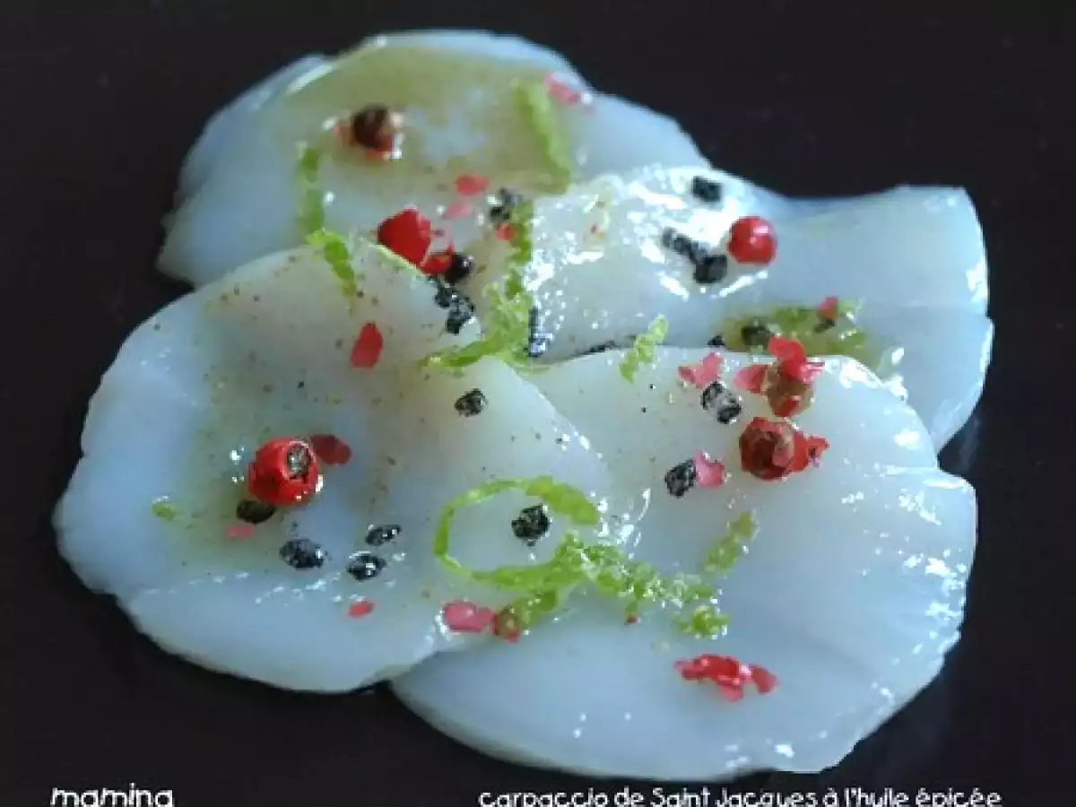 Carpaccio de Saint Jacques, huile au garam massala, citron vert et sel noir