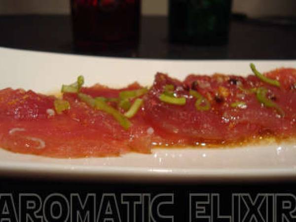 Carpaccio de thon rouge au poivre rose et vinaigre balsamique