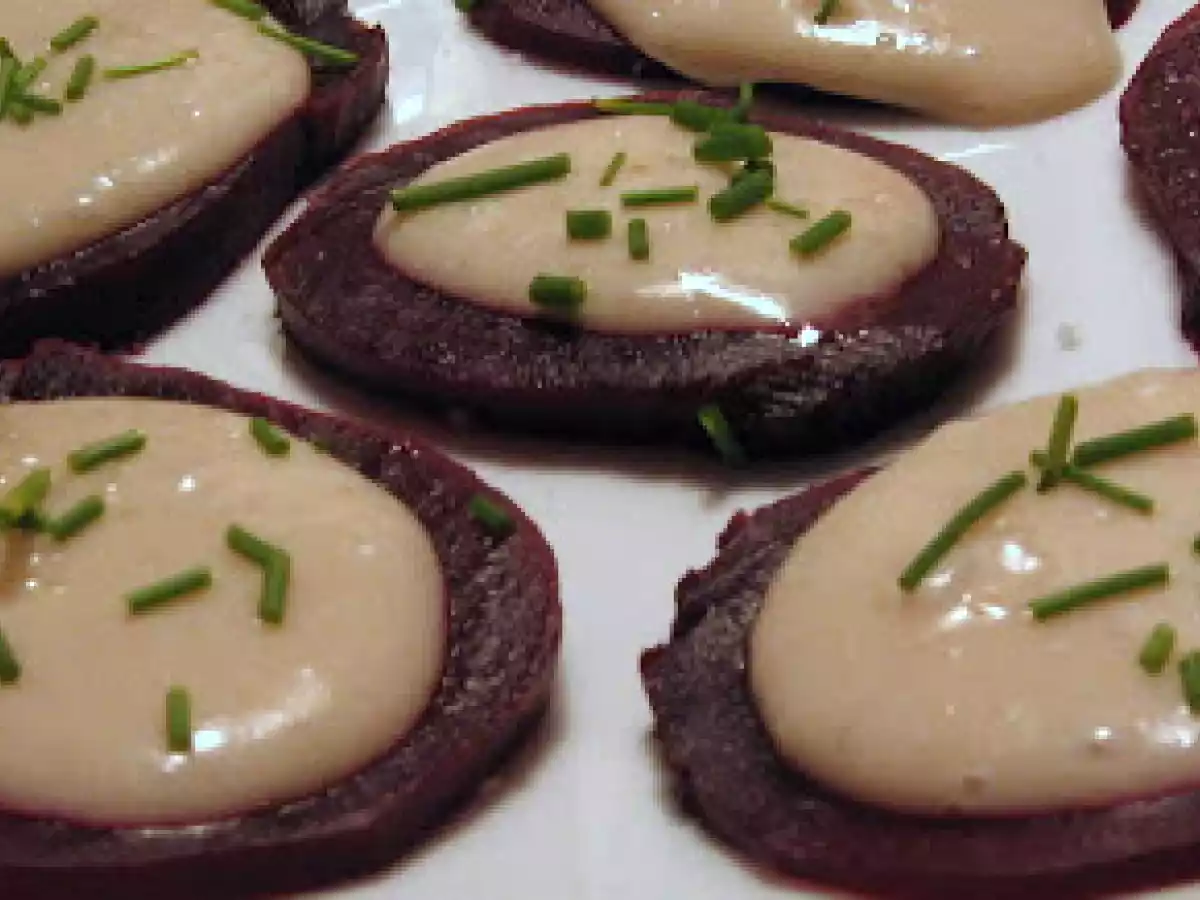 Carpaccio des betteraves rouge avec une sauce aux harengs