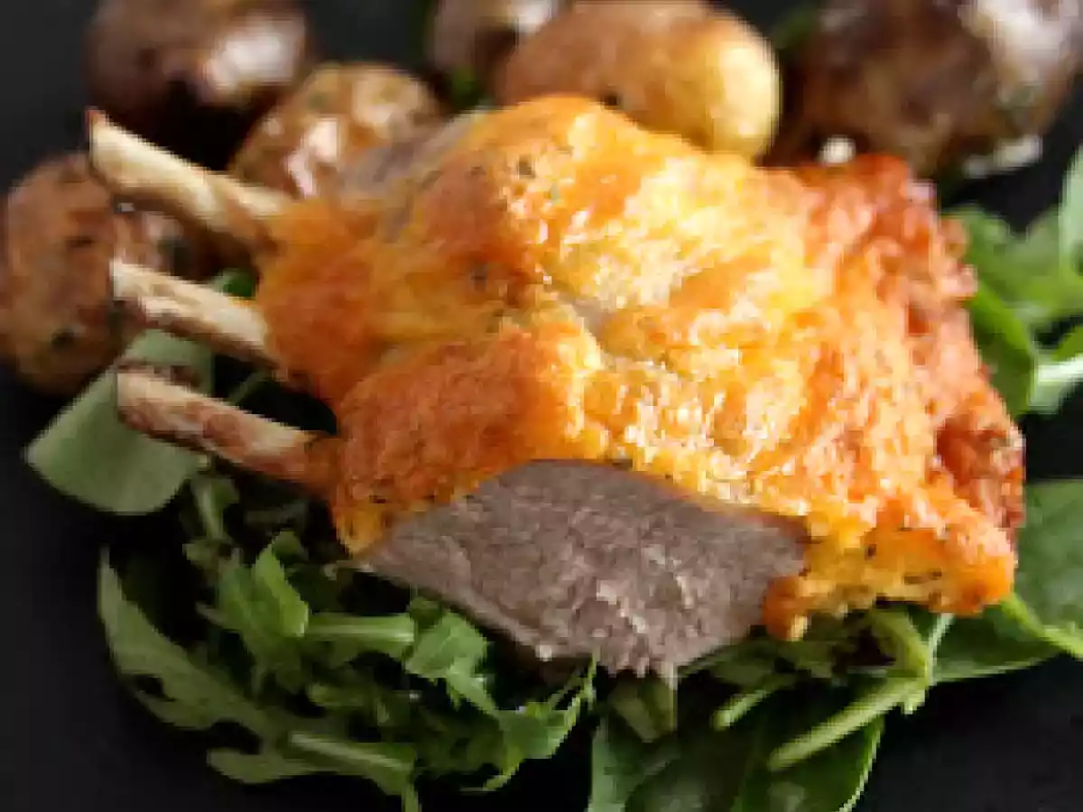 Carré d'agneau en croûte de cheddar et thym pommes de terre et topinambours au four