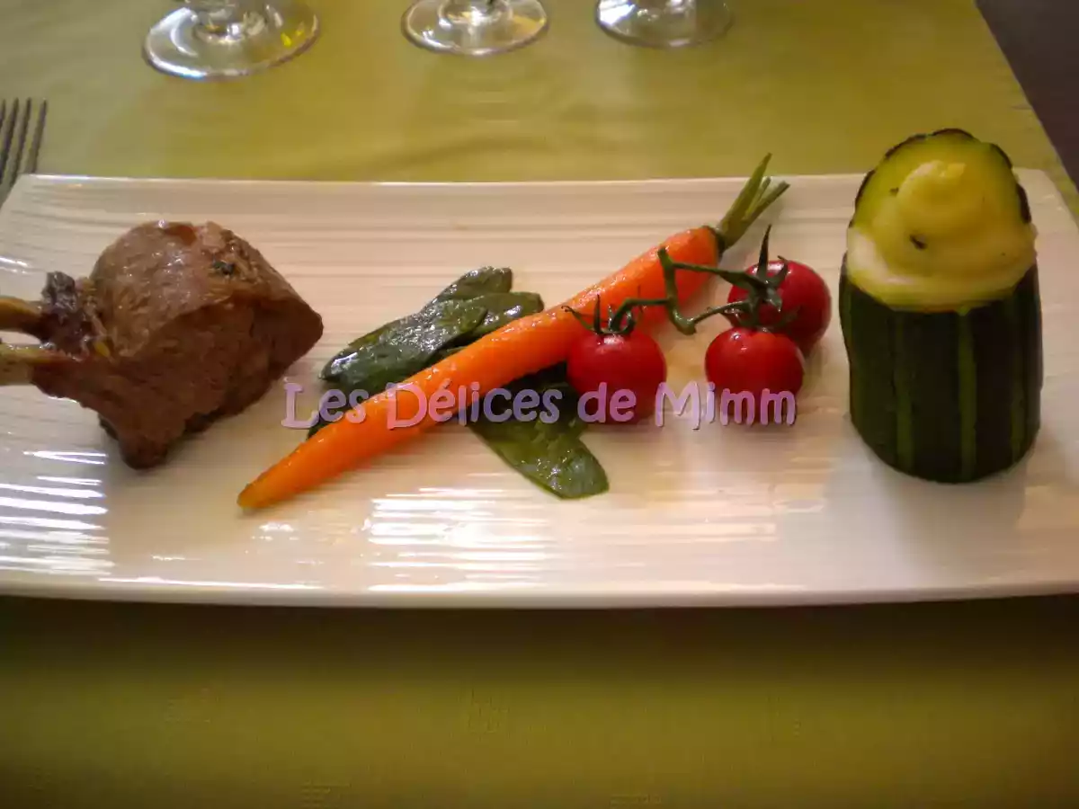 Carré dagneau rôti et paniers de courgettes
