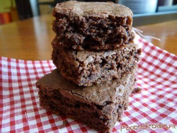 CARRES FONDANTS ET LEGERS AU CHOCOLAT.