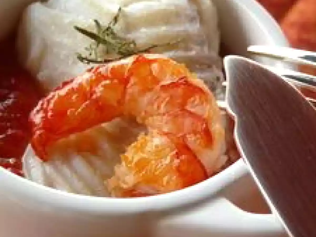 Cassolette de cabillaud et grosse crevette, crème de poivron à l'estragon