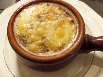 Cassolette de soupe à l'oignon gratinée au cantal