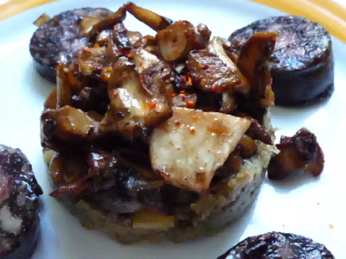 Caviar d'aubergine avec boudin basque et un ragout de cèpes