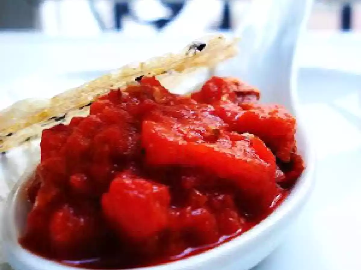 Caviar de poivron aux noix et tuile au parmesan et sésame noir