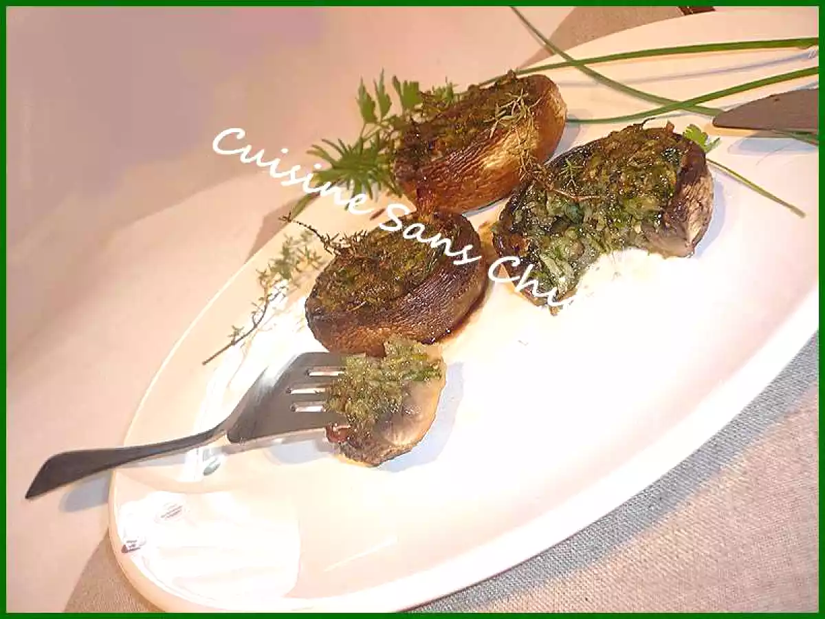 Champignons de Paris farcis aux herbes fraîches.
