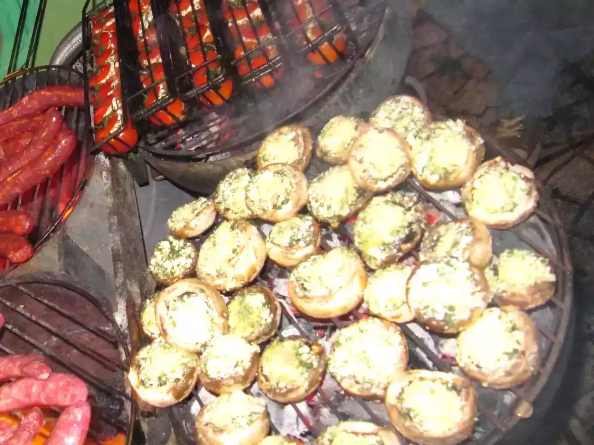 Champignons farcis a la feta, oignons au bbq