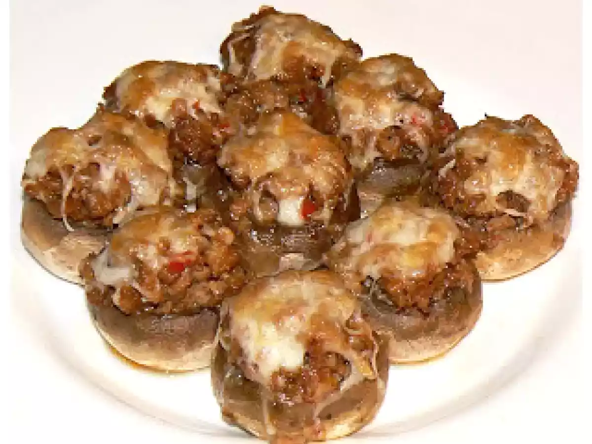 Champignons farcis à la saucisses italiennes et aux 3 fromages
