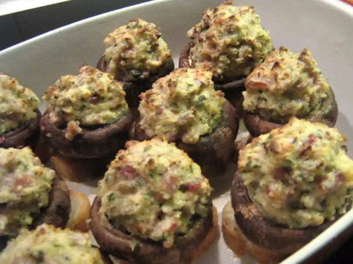 Champignons farcis au lard, echalotes et amandes
