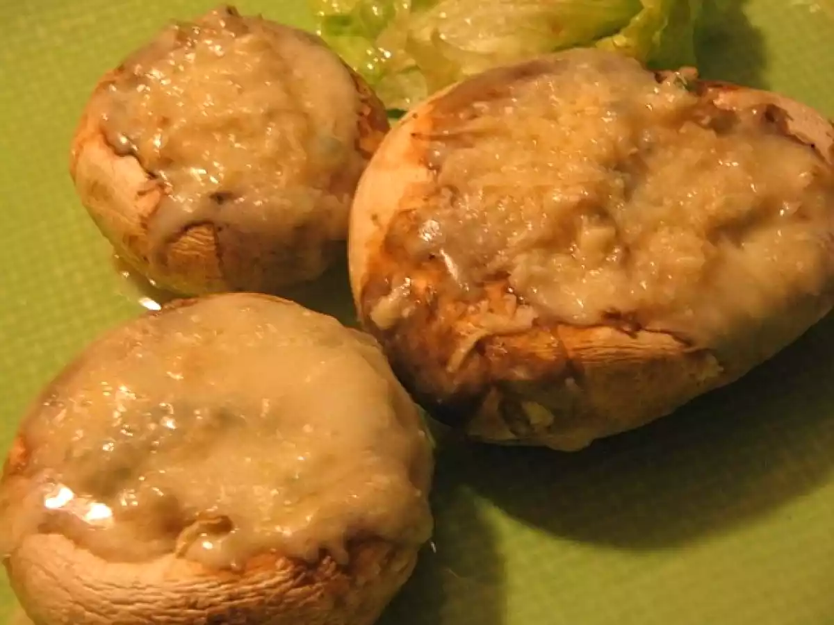 Champignons farcis aux champignons et sauce gorgonzola