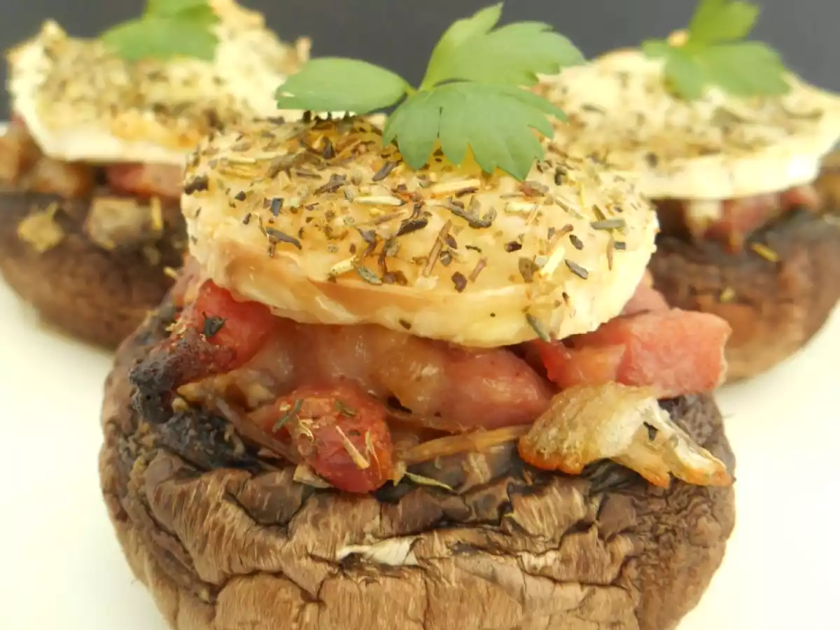CHAMPIGNONS FARCIS AUX LARDONS & CHEVRE