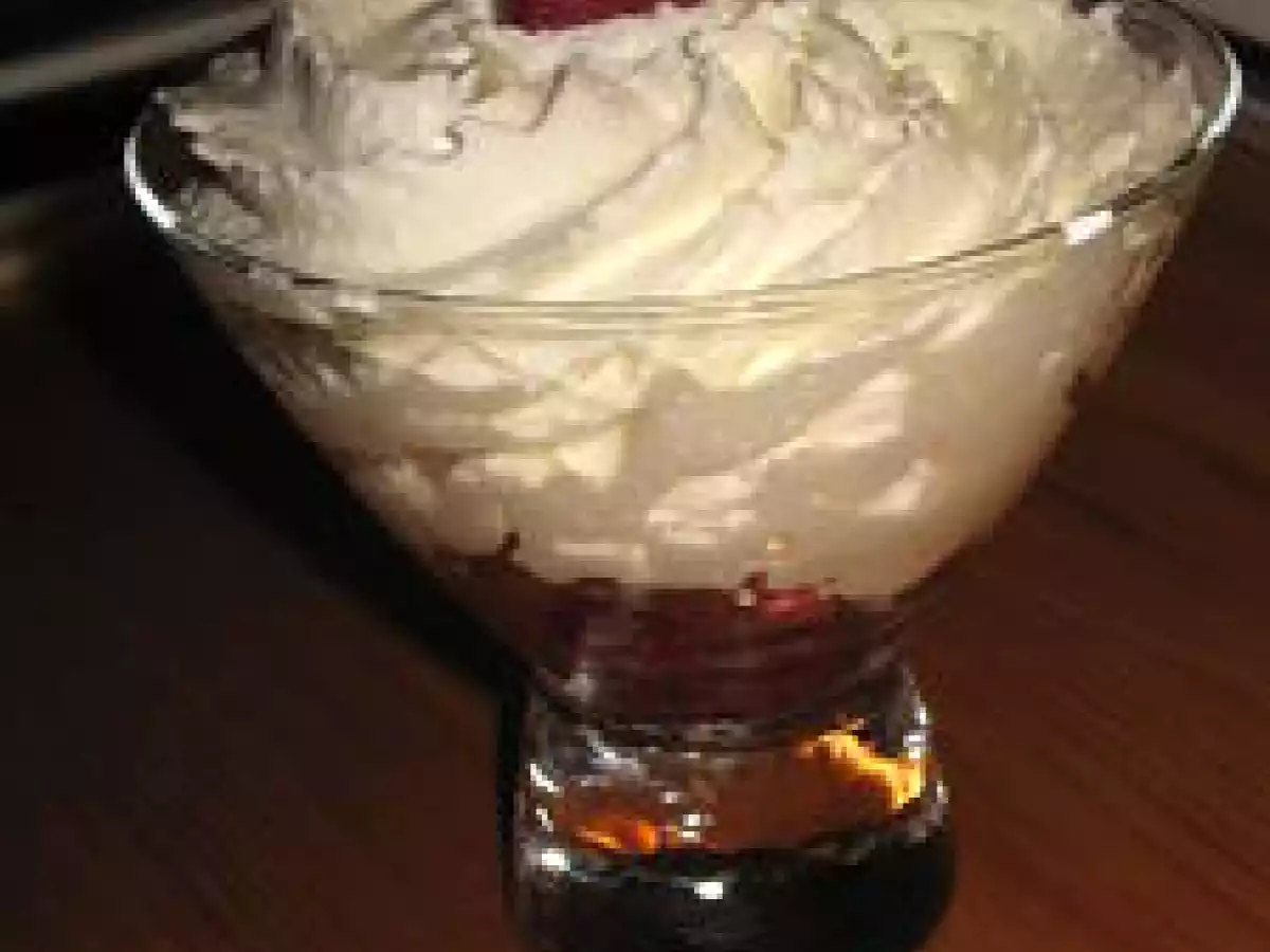 Chantilly au chocolat blanc sur lit de brisure de framboises