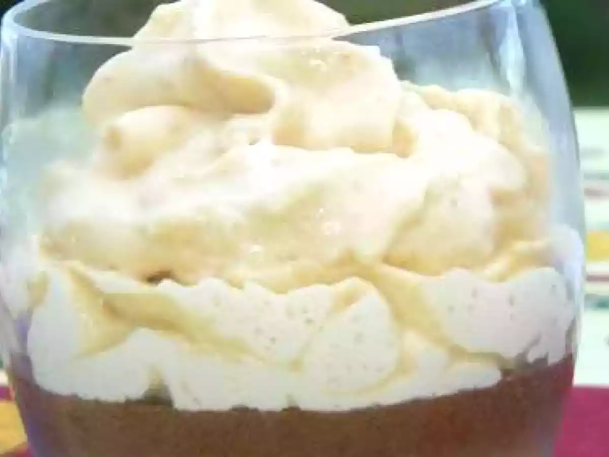 Chantilly aux abricots sur une mousse au chocolat