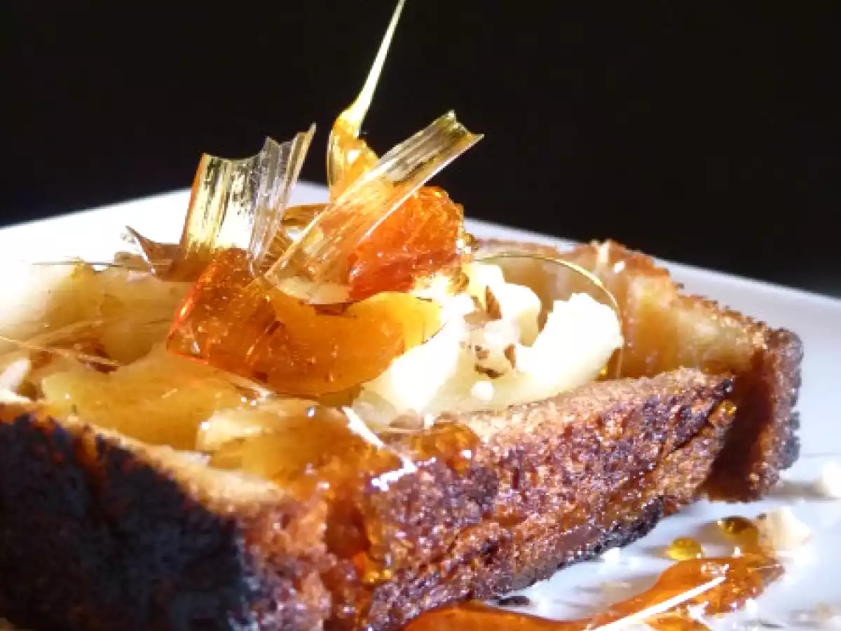 CHARLOTTE AU CARAMEL, AUX POMMES ET AUX NOISETTES