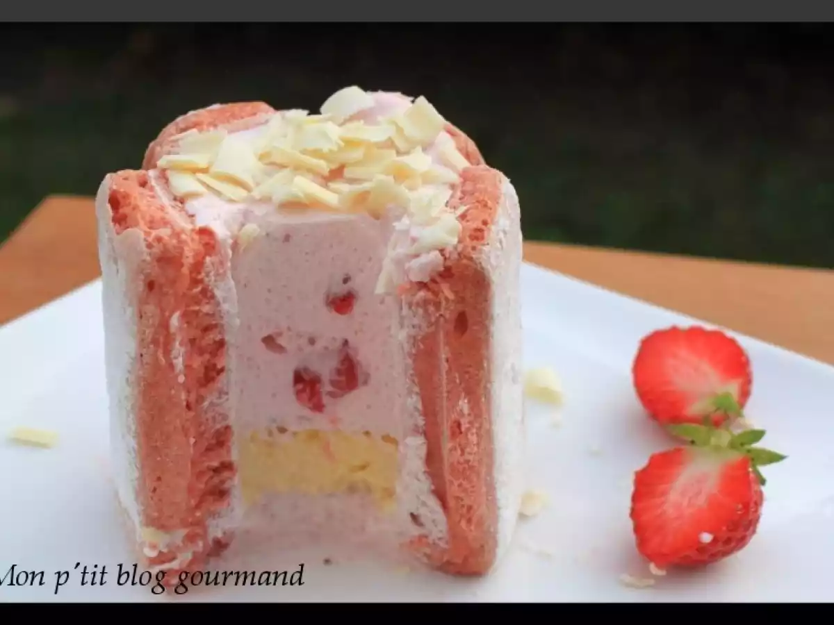 Charlotte aux fraises et coeur fondant au chocolat blanc