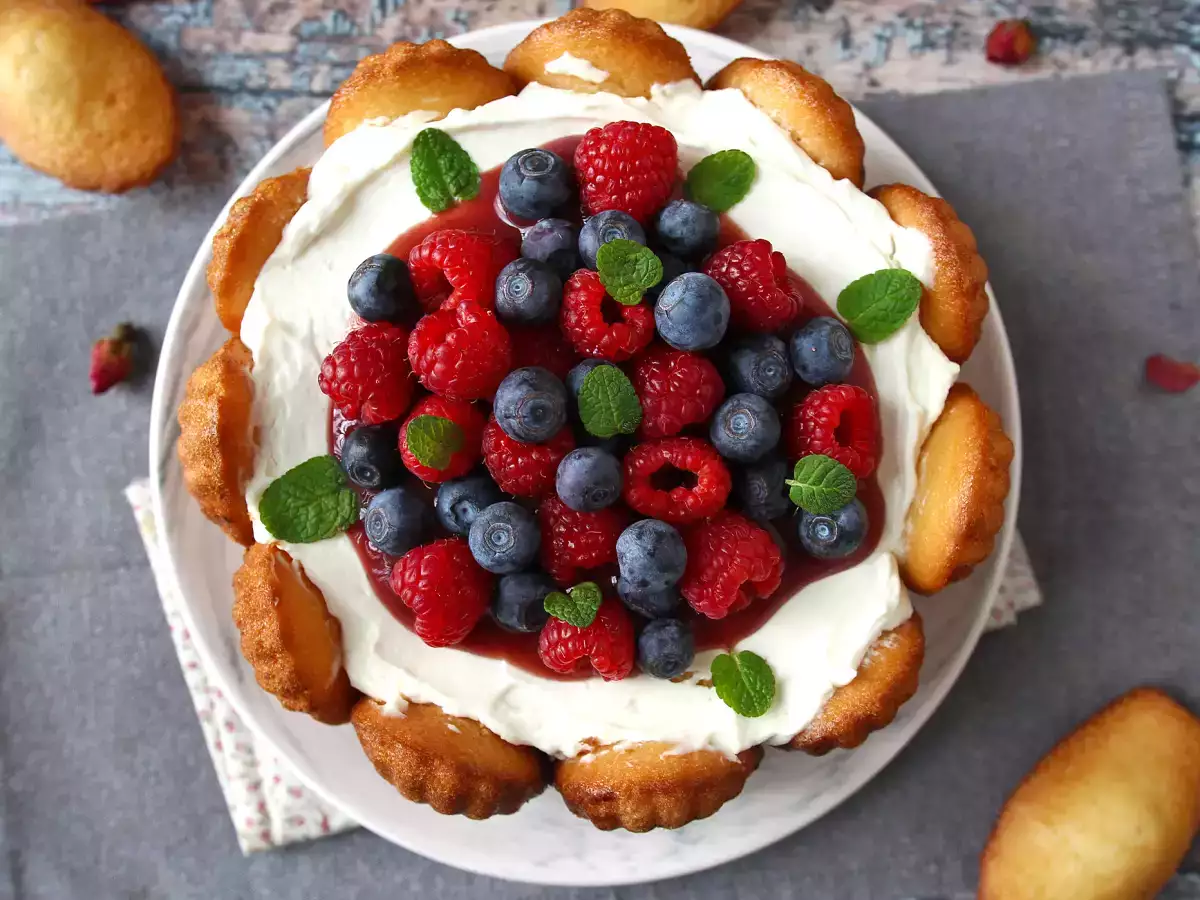 Charlotte aux fruits rouges avec des madeleines - photo 5