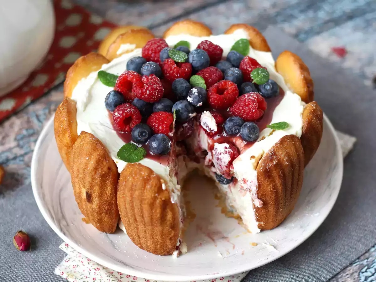 Charlotte aux fruits rouges avec des madeleines - photo 8