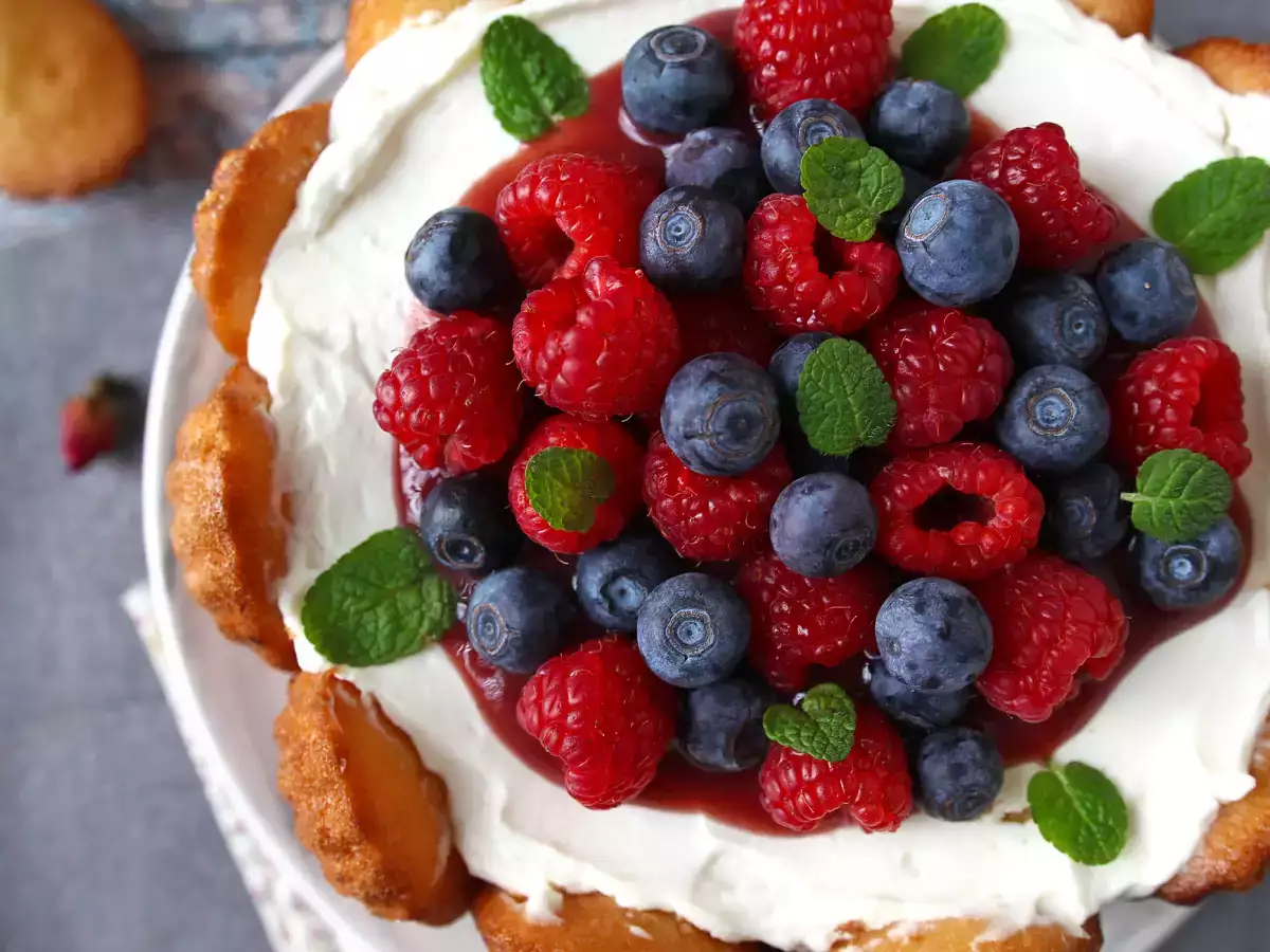 Charlotte aux fruits rouges avec des madeleines - photo 2