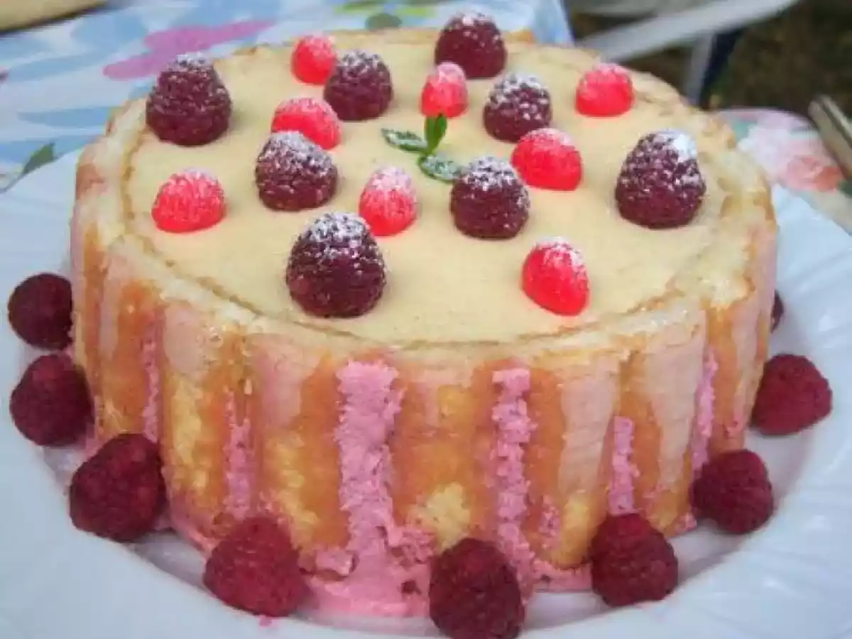 Charlotte vanille mascarpone et fraises pour l'anniversaire de mon homme !