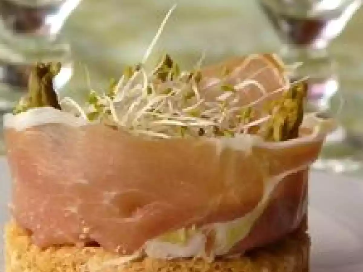 Charlottes aux asperges, jambon cru et tomme de brebis