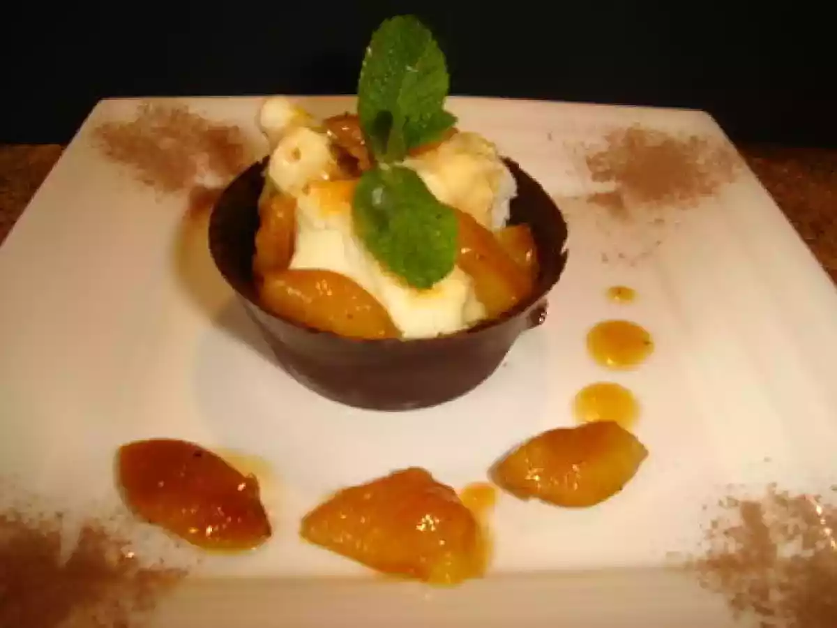 Chaud froid vanille marbrée caramel aux mirabelles flambées en coque chocolatée