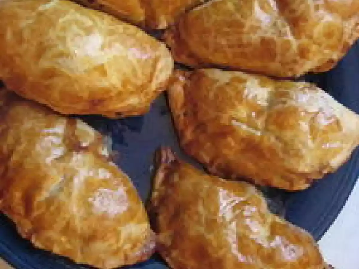 CHAUSSONS À LA VIANDE, PRUNEAU HERBES FRAICHES ET POIVRE À QUEUE