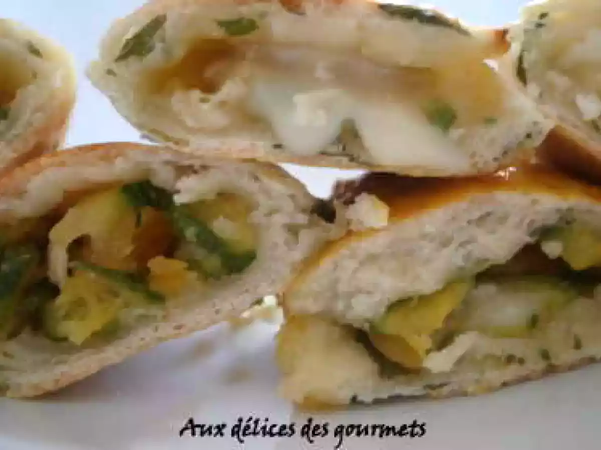 Chaussons aux courgettes, chèvre, miel et abricots secs
