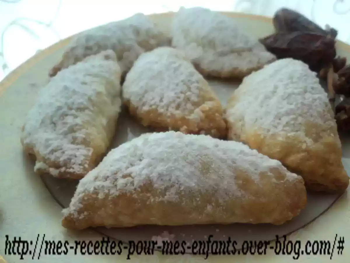 Chaussons de pâte feuilletés fait maison aux dattes