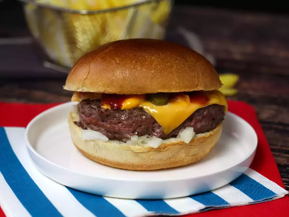 Cheeseburger, le célèbre burger que tout le monde aime! - photo 3