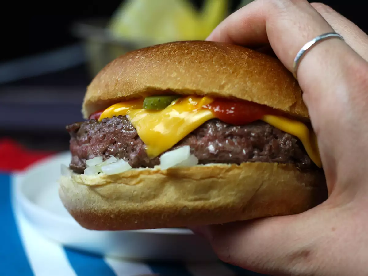 Cheeseburger, le célèbre burger que tout le monde aime! - photo 4