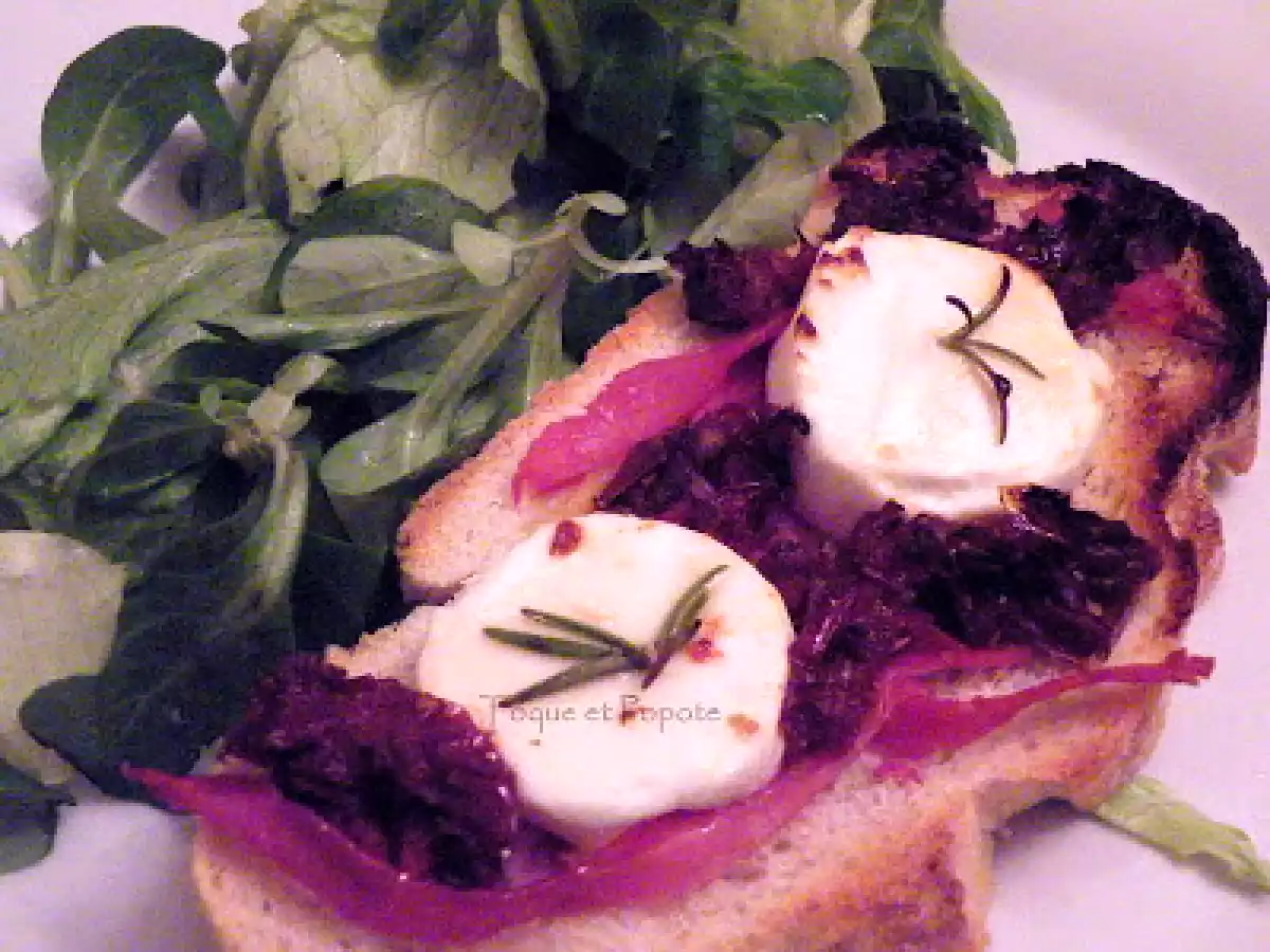 Chèvre chaud au jambon cru, tomates séchées, miel et romarin