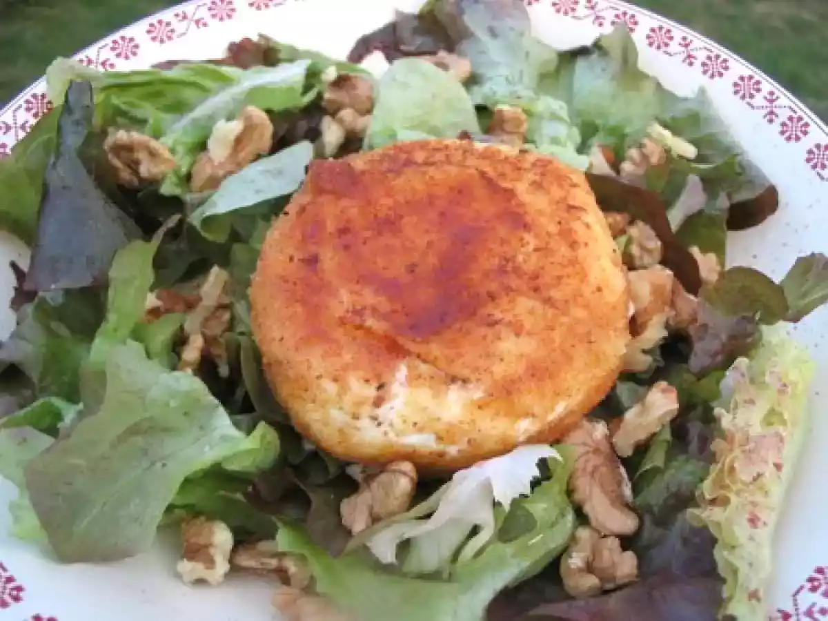 Chèvre chaud pané aux noix sur son lit de salade