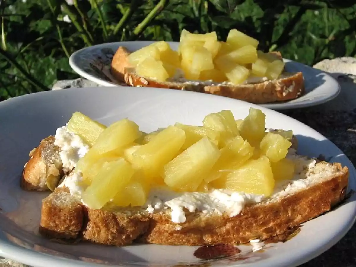 Chèvre frais au miel sur brioche