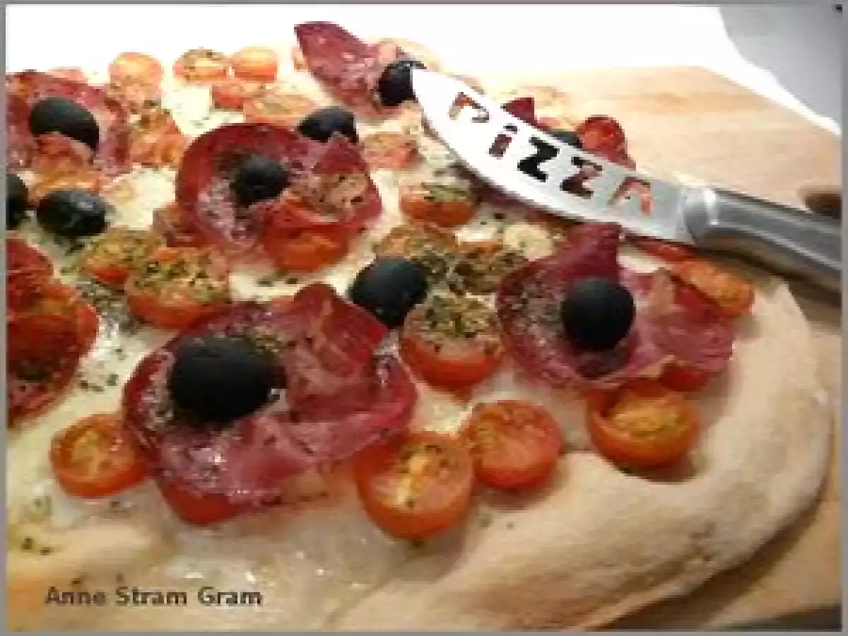 Chic pizza aux tomates cerises et à la coppa
