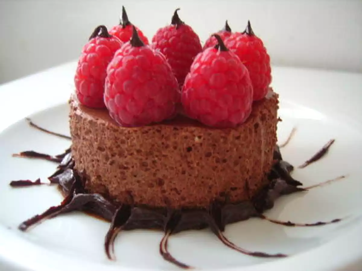 CHOCOBOISE : MOUSSE AU CHOCOLAT AVEC SES FRAMBOISES ET SA GANACHE