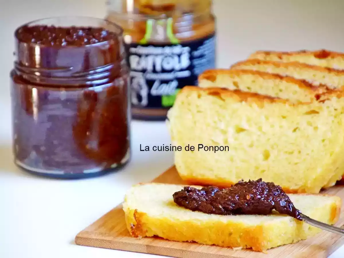 Chocolat à tartiner avec de la confiture de lait cacao et noisettes