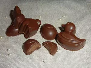 Bonbons maison au caramel, chocolat praliné et noisettes - Recette