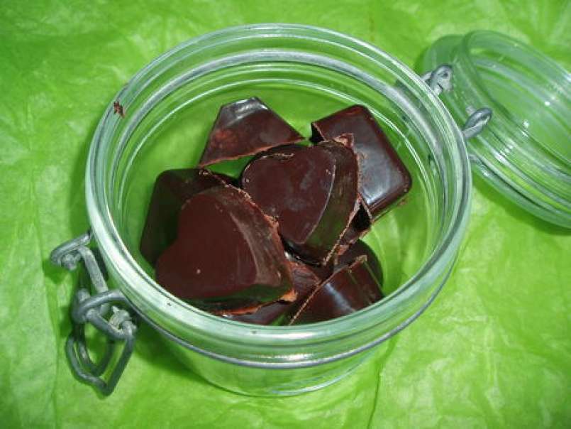 Chocolats noirs fourrés à la pralinoise et gavottes