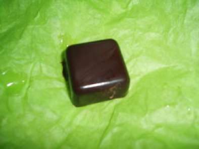 Chocolats noirs fourrés à la pralinoise et gavottes - photo 2