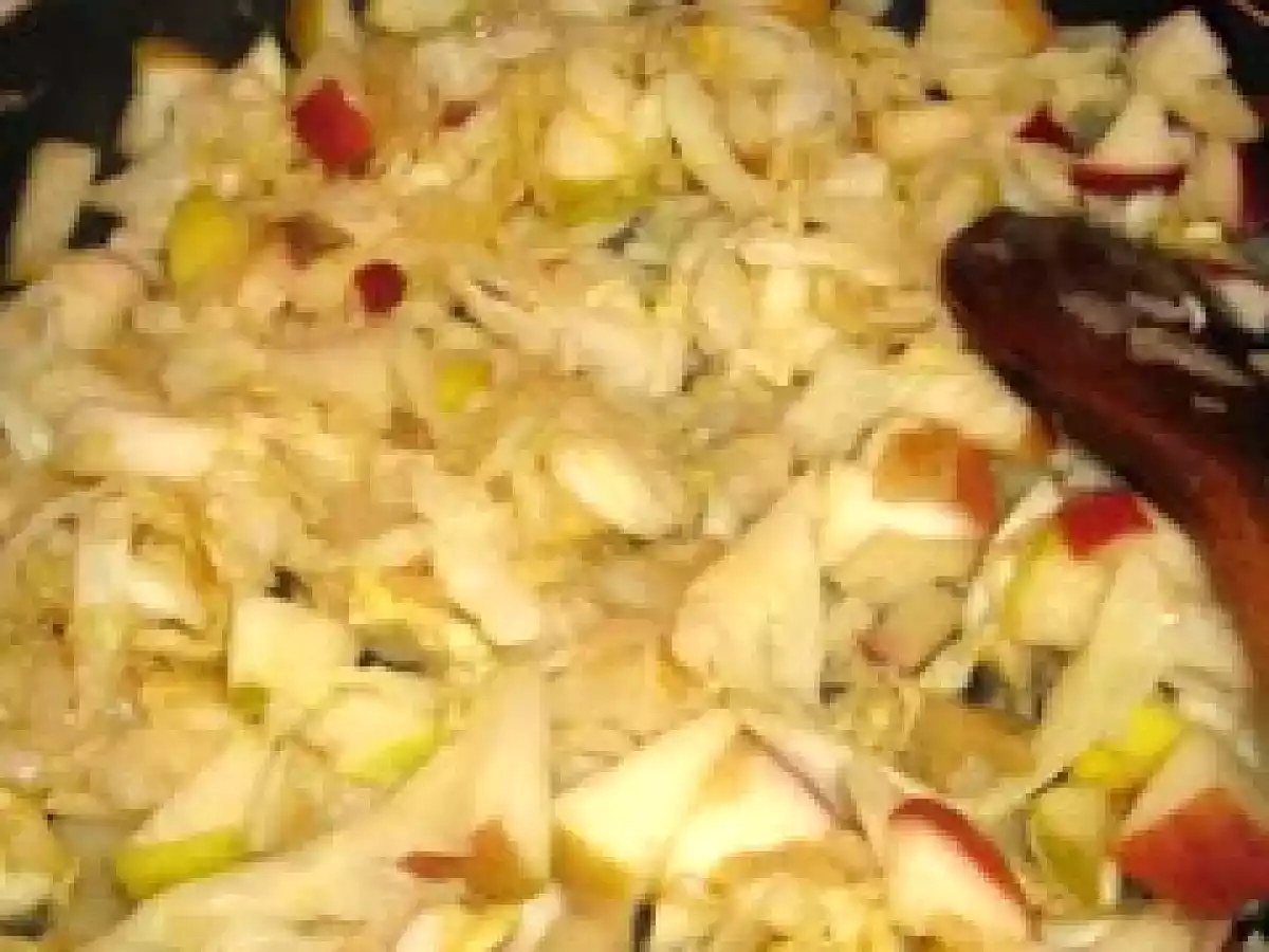 Chou braisé aux pommes et au cumin