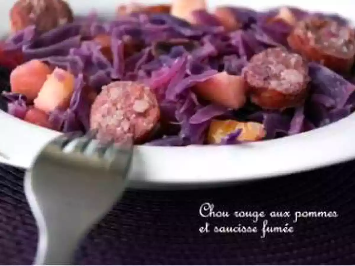 Chou rouge aux pommes et saucisses fumées
