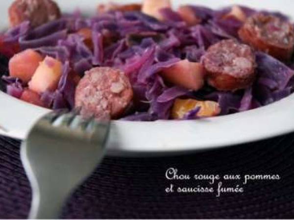 Chou Rouge Aux Pommes Et Saucisses Fumees Recette Ptitchef